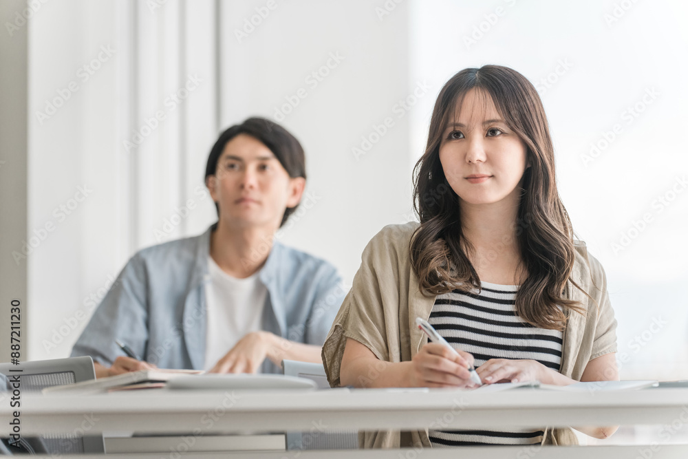 大学・学校で講義・授業・セミナーを受ける男女の大学生・ビジネスマン
大学・学校で講義・授業・セミナーを受ける男女の大学生・ビジネスマン