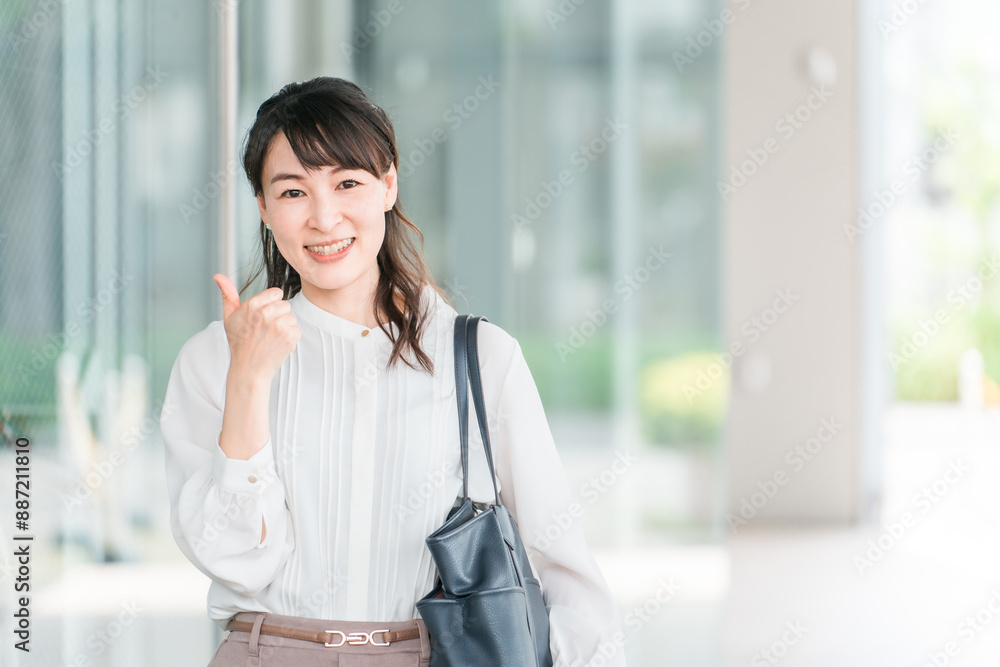 オフィスビルの前でグーサインするアジア人ビジネスウーマン・ワーキングマザー
オフィスビルの前でグーサインするアジア人ビジネスウーマン・ワーキングマザー