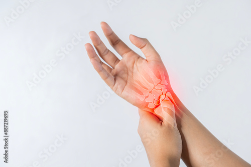 Foto Closeup of male arms holding his painful wrist caused by prolonged work on the computer