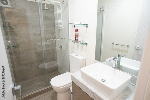 Wallpaper Mural baño de departamento con fregadero y ducha Torontodigital.ca