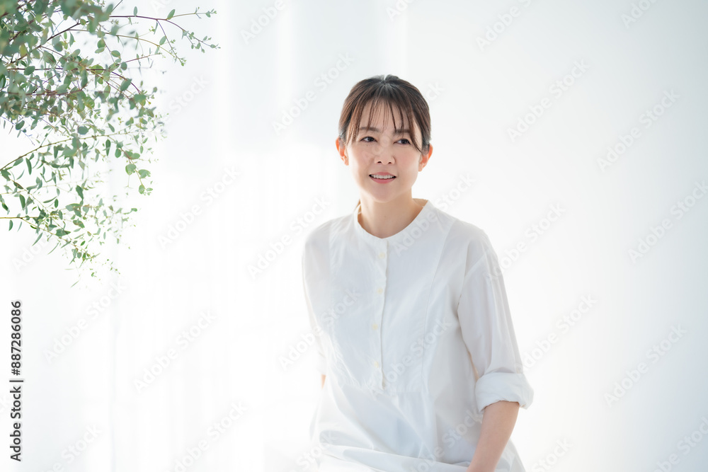 白のワンピースを着た女性