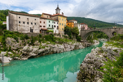 Foto Picturesque Kanal na Soci Town by the Soca River in Summer