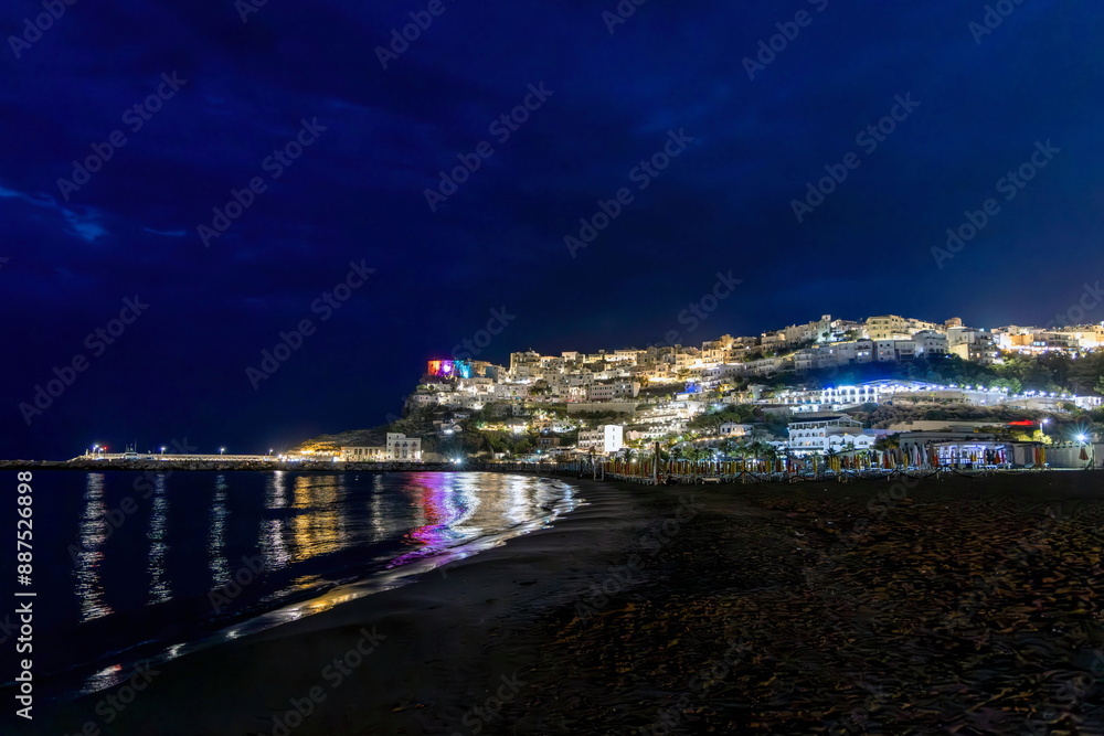 Fototapeta premium Baia di Peschici(Puglia , Italia) con veduta notturna