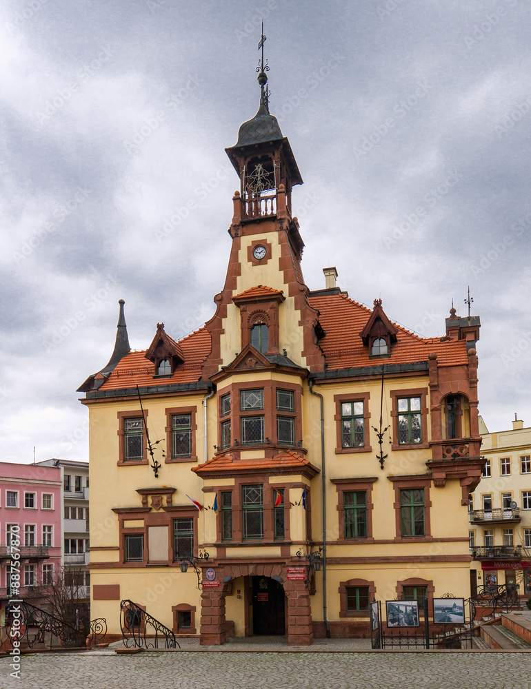 Obraz premium The town hall in the center of the old market square - Nowa Ruda, Poland.