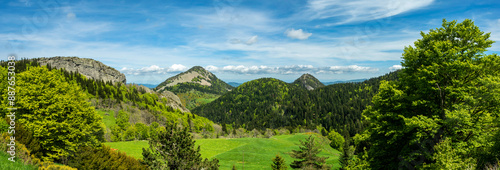  Parc naturel régional des monts d'Ardèche. Vue sur les sucs volcaniques du Mezenc en forme de Dôme . Ardeche; Auvergne Rhone Alpes. France