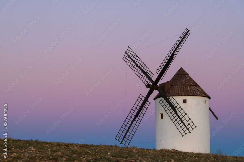 Obraz premium MOLINO DE VIENTO EN MOTA DEL CUERVO. CUENCA. CASTILLA LA MANCHA. ESPAÑA. EUROPA