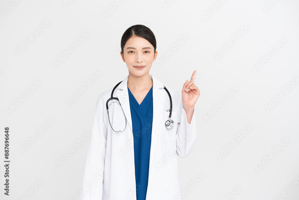 女性医師が指差しをしている。/スタジオ撮影白背景、ジェスチャー 女性医師が指差しをしている。/スタジオ撮影白背景、ジェスチャー