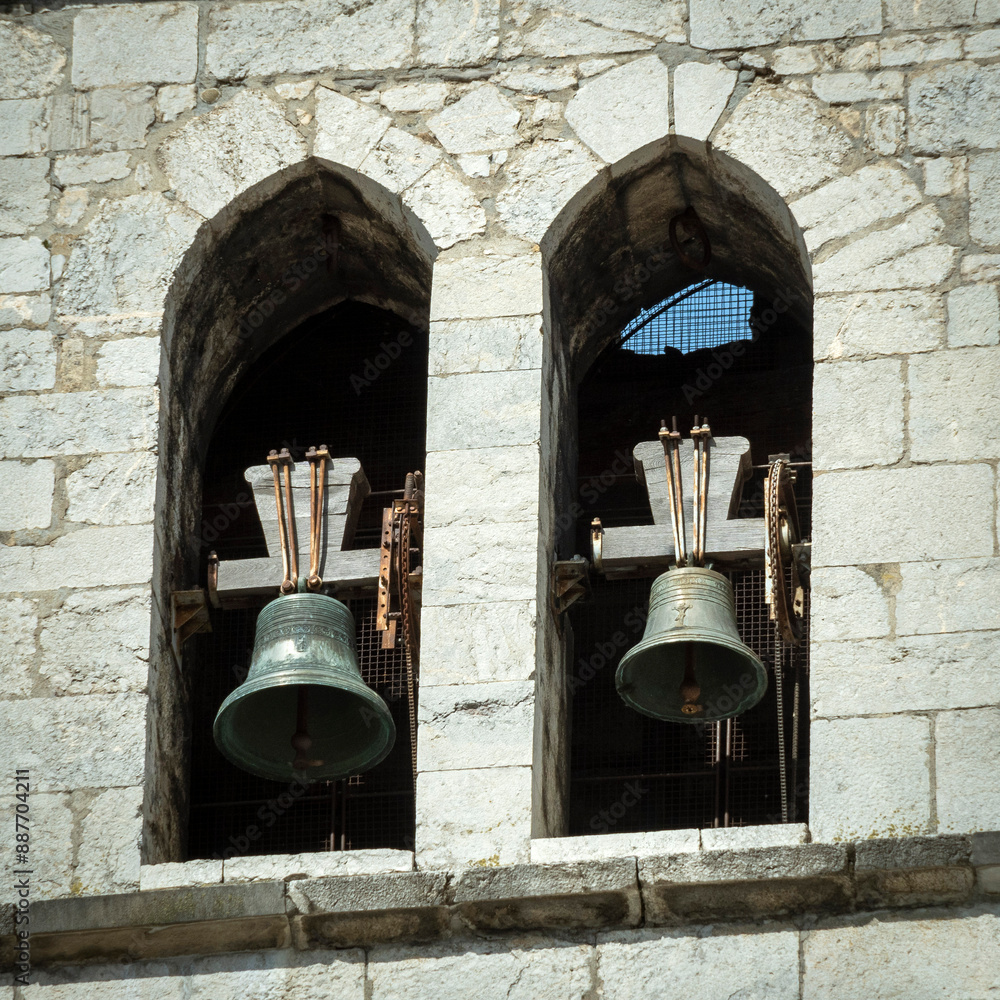 Obraz premium Deux cloches dun clocher d'église. France
