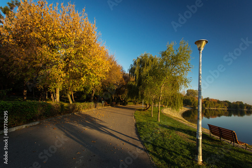Obraz na płótnie Beautiful landscape in a park in autumn season with lake in background and colourful leafs w salonie