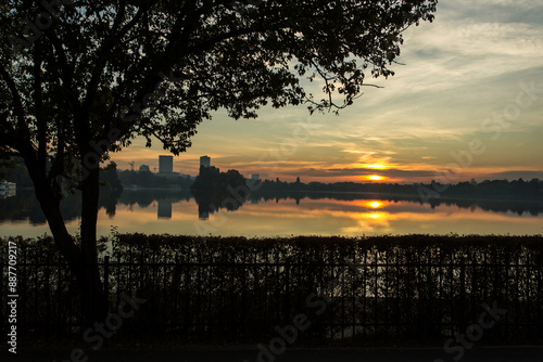 Obraz na płótnie Park at sunrise with beautiful autumn colors and lake in background w salonie