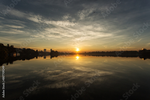 Obraz na płótnie Park at sunrise with beautiful autumn colors and lake in background w salonie