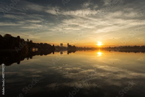 Obraz na płótnie Park at sunrise with beautiful autumn colors and lake in background w salonie