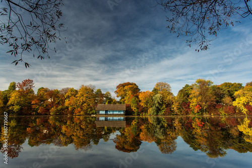 Obraz na płótnie Landscape with beautiful house on a lake with colourful leafs in autumn season w salonie