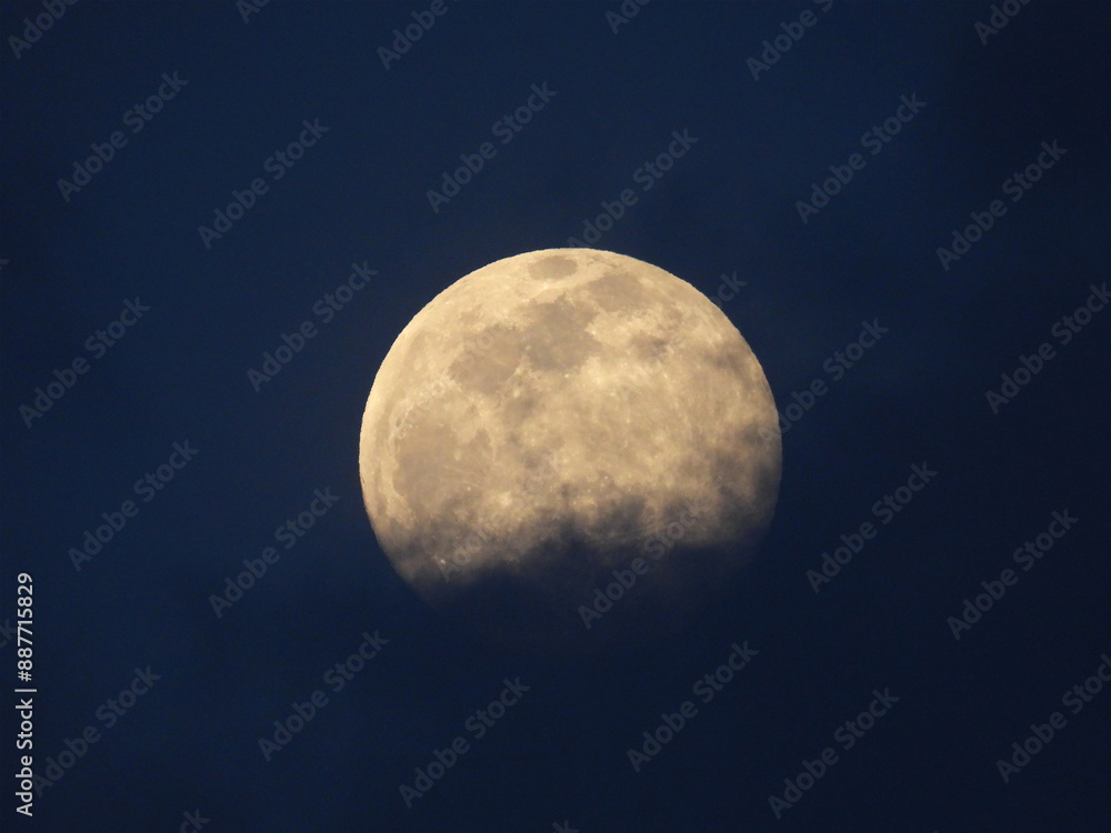 Obraz premium Full moon with dark clouds, 구름 덮힌 보름달