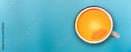 Tasse mit gelbem Tee auf Blauem Hintergrund