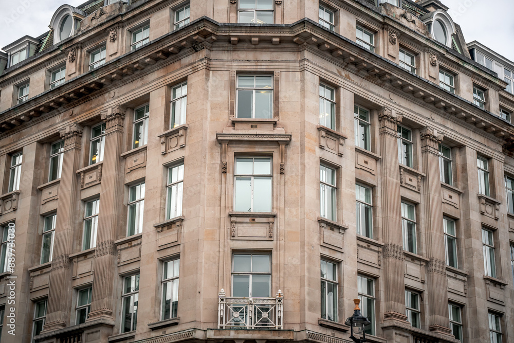 Gebäude in London mit vielen Autos am Rand, Altstadt Gebäude in London mit vielen Autos am Rand, Altstadt