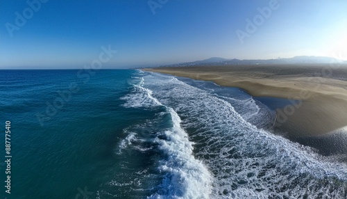 Drohnenaufnahme oder Vogelperspektive eines wunderschönen, transparenten, klaren Meeres oder Ozeans mit Wellen und Gischt, die auf den dunkelblauen oder grauen Sandstrand schlagen. photo