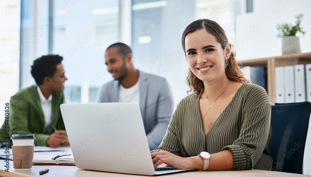 Glückliche Frau, Porträt und Laptop mit Team für Firmenforschung, Über uns oder Zusammenarbeit im Büro. Weibliche Person oder Mitarbeiterin mit Lächeln am Computer für Unternehmenswachstum, Projekten Glückliche Frau, Porträt und Laptop mit Team für Firmenforschung, Über uns oder Zusammenarbeit im Büro. Weibliche Person oder Mitarbeiterin mit Lächeln am Computer für Unternehmenswachstum, Projekten