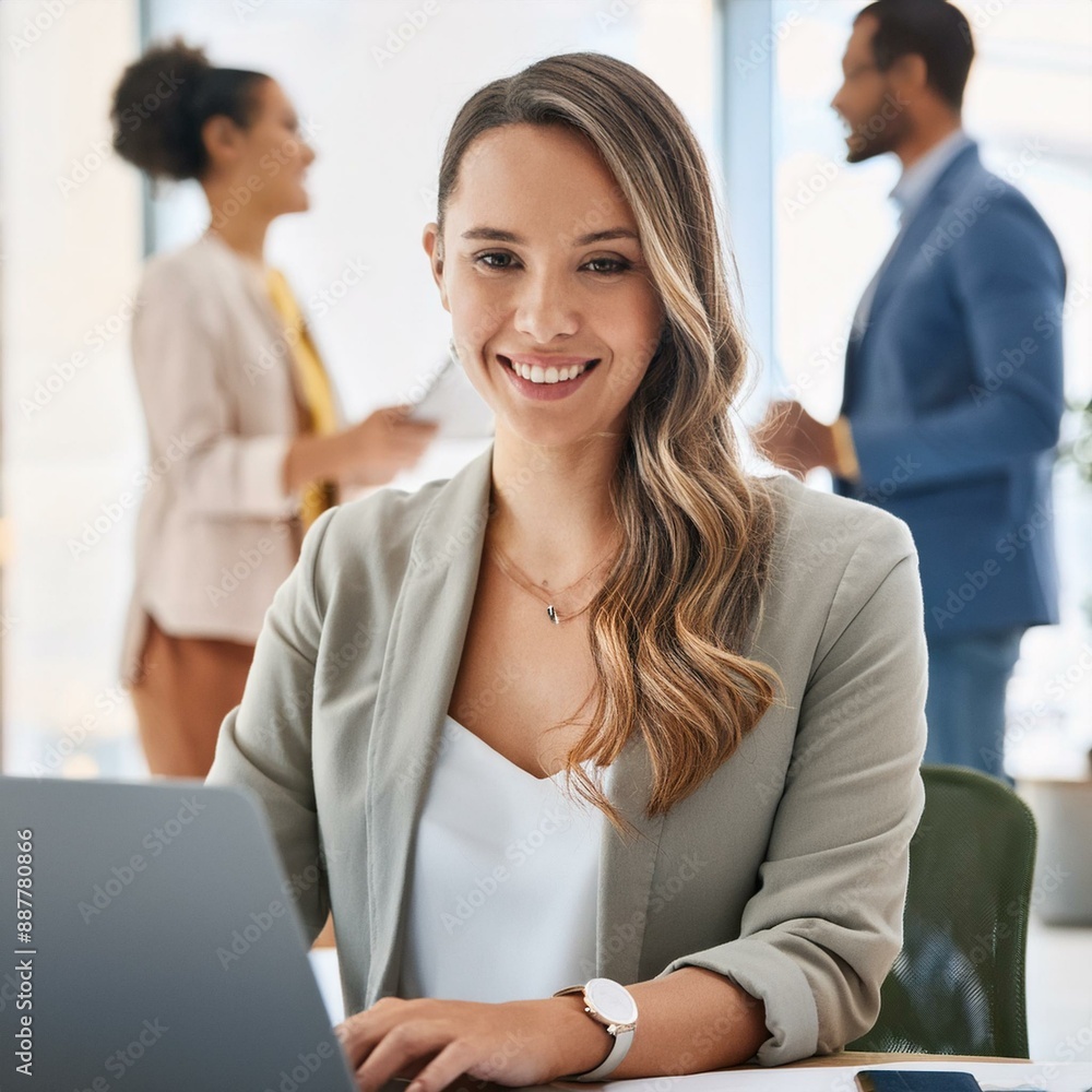 Glückliche Frau, Porträt und Laptop mit Team für Firmenforschung, Über uns oder Zusammenarbeit im Büro. Weibliche Person oder Mitarbeiterin mit Lächeln am Computer für Unternehmenswachstum, Projekten Glückliche Frau, Porträt und Laptop mit Team für Firmenforschung, Über uns oder Zusammenarbeit im Büro. Weibliche Person oder Mitarbeiterin mit Lächeln am Computer für Unternehmenswachstum, Projekten