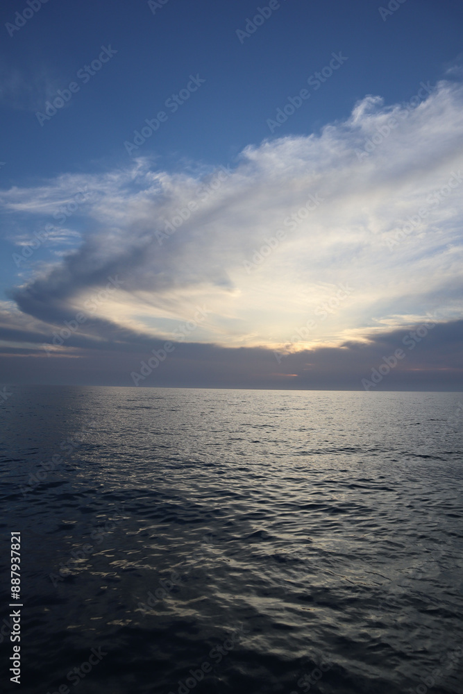 Obraz premium Picturesque cloud at sunset over the sea on a summer day