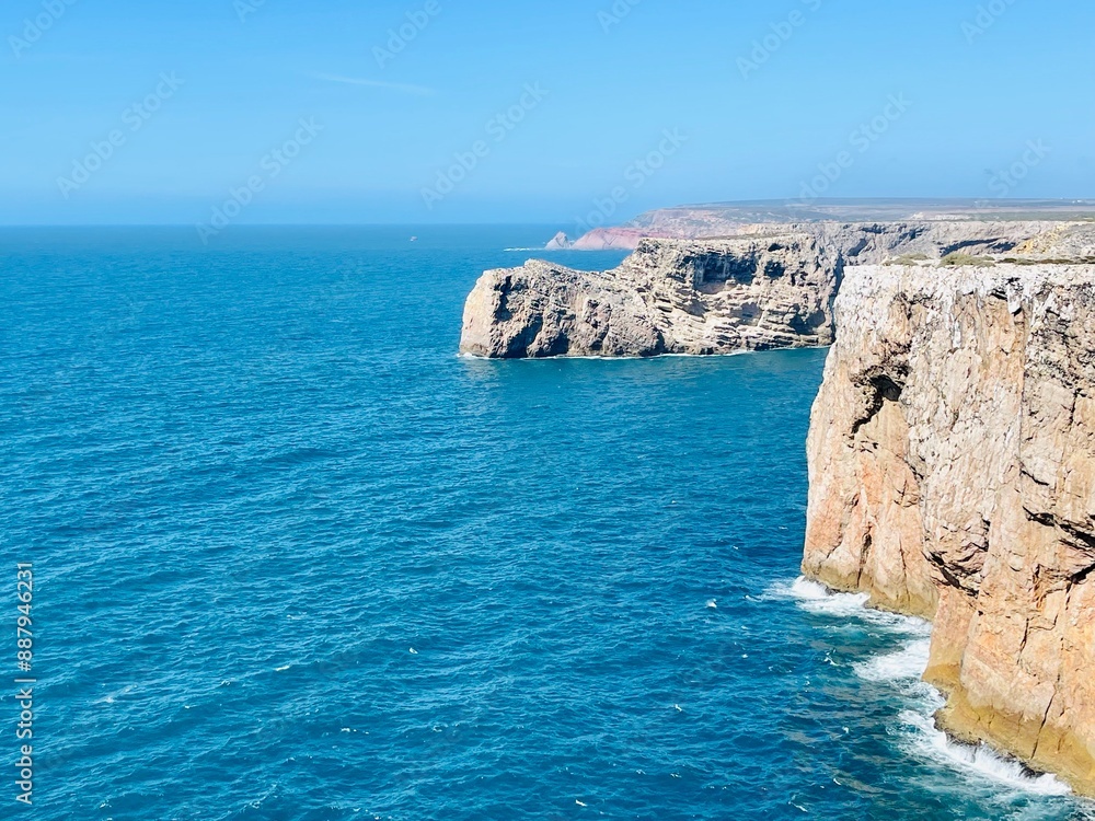 Obraz premium View of strong waves hitting the rock at Sagres, Algarve, Portugal.
