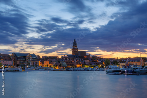 Stadthafen von Waren (Müritz) vor dem Sonnenaufgang