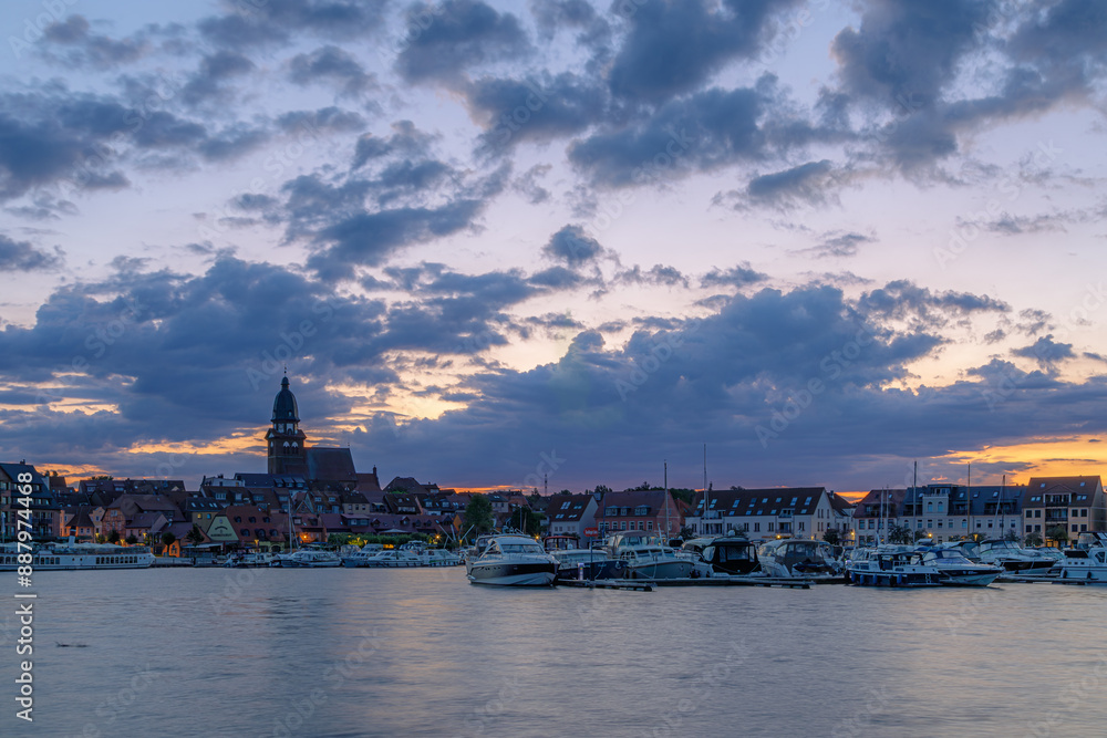 Fototapeta premium Stadthafen von Waren (Müritz) vor dem Sonnenaufgang