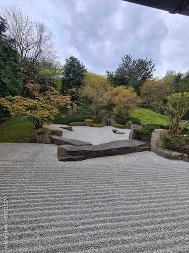 japanischer Garten mit geharktem Sand in den Gärten der Welt - Berlin, Marzahn, Deutschland