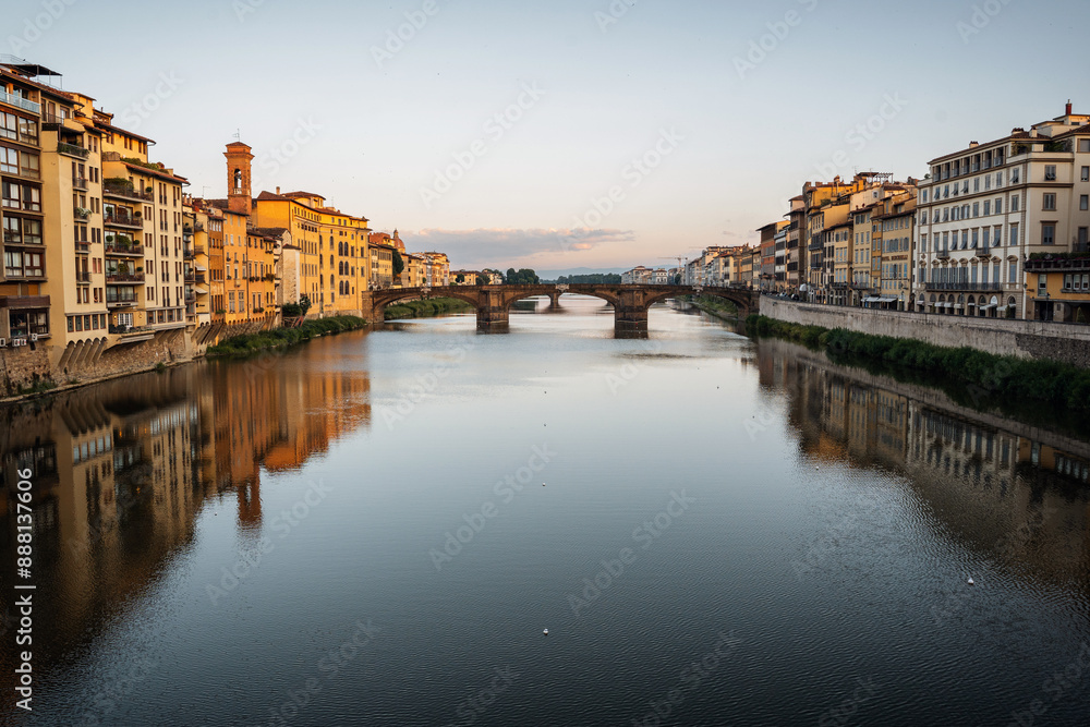 Obraz premium Summer morning in Florence. Ponto Vecchio and the historic center. People go jogging at dawn and there are no tourists.