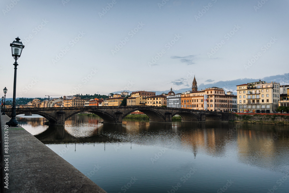 Fototapeta premium Summer morning in Florence. Ponto Vecchio and the historic center. People go jogging at dawn and there are no tourists.
