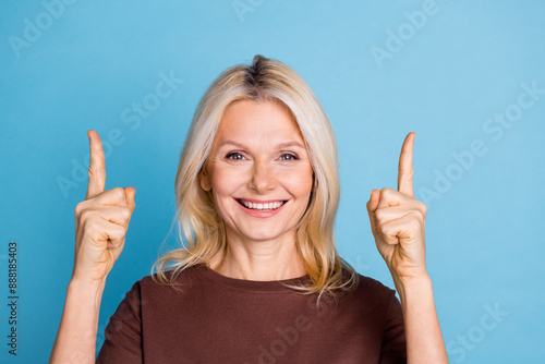 Foto Photo of lovely gorgeous woman wear trendy brown clothes presenting empty space