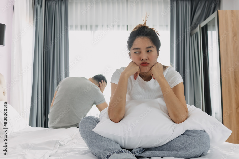 Φωτογραφία Asian couple lover, wife is sulking on the bed and husband turn his back