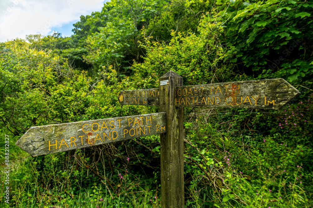 Fototapeta premium Eine Schöne Wanderung zum Hartland Point mit seinen wunderschönen Leuchturm und eine traumhaften Meerkulisse - Devon - Vereinigtes Königreich