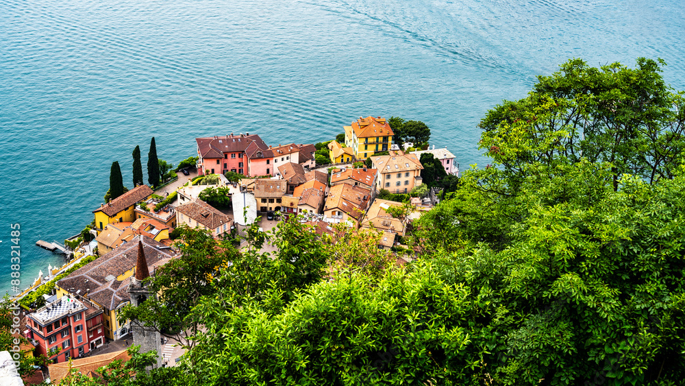 Obraz premium A view of Varenna on Lake como in glorious summer weather