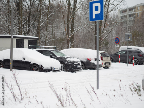 Samochody pokryte śniegiem, śnieżyca, auta pod śniegiem, zima photo