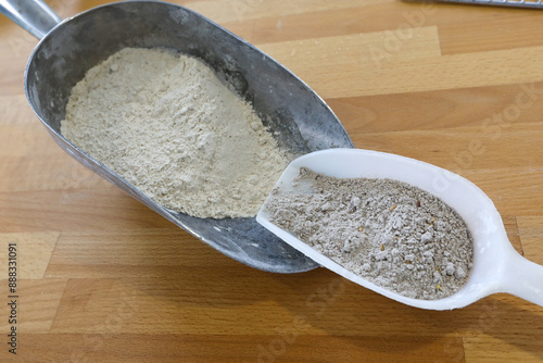 deux pelles avec des farines blanches et brunes