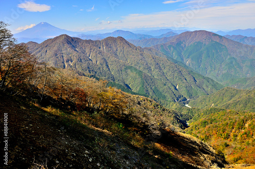 紅葉の丹沢山地　蛭ヶ岳より望む富士山と秋色の檜洞丸と大室山
 photo