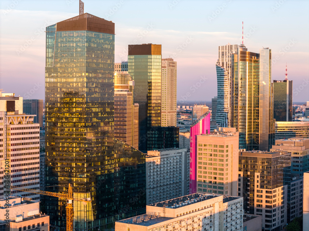 Fototapeta premium Warszawa, panorama miasta z nowoczesnymi wieżowcami o zachodzie słońca
