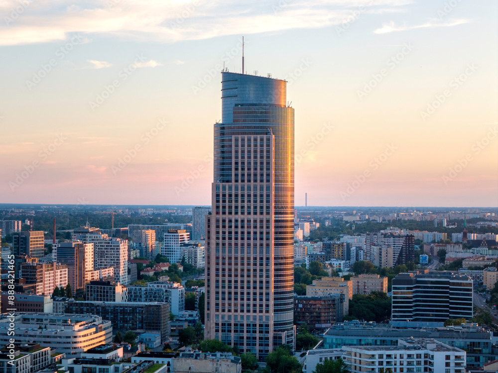 Naklejka premium Warszawa, panorama miasta z nowoczesnymi wieżowcami o zachodzie słońca