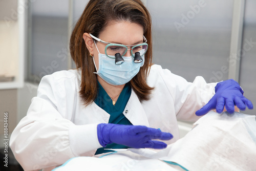Foto Dermatologist carrying out a skin biopsy on the face of a senior adult patient