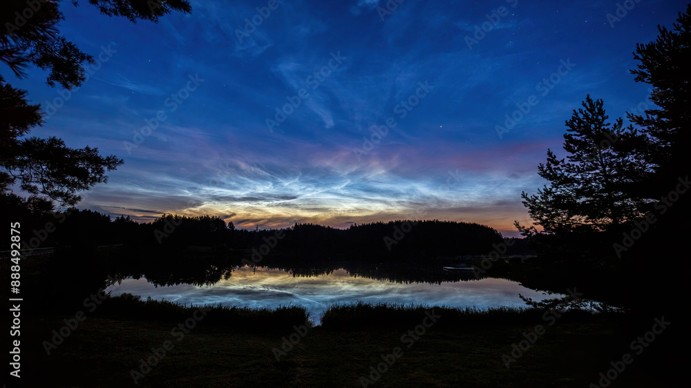 Obraz premium Sunrise over the lake and noctilucent clouds