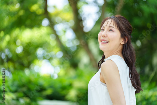 公園でリラックスする女性