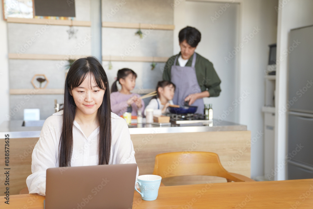 リビングで仕事をする女性 リビングで仕事をする女性