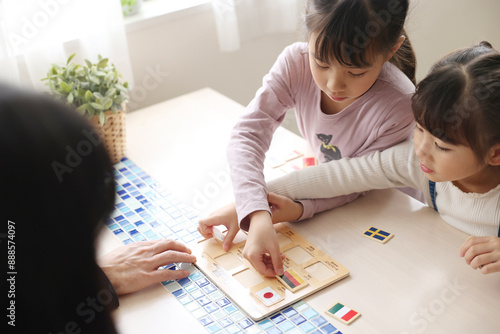 Fotografía 国旗のパズルをする女の子