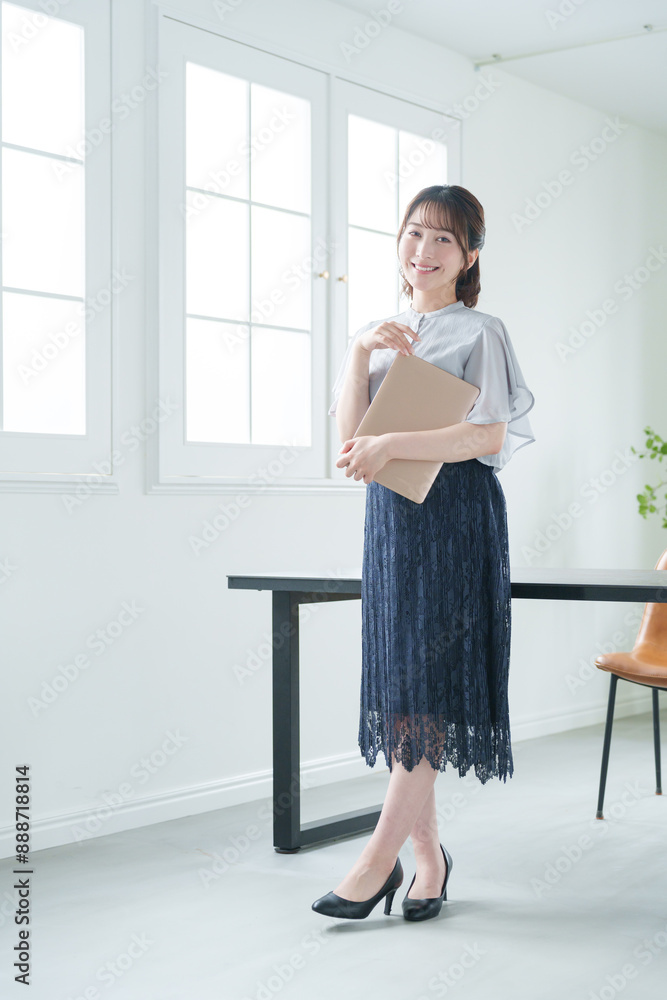 オフィスでパソコンを使って働くビジネスマン(女性・カジュアルビジネス) オフィスでパソコンを使って働くビジネスマン(女性・カジュアルビジネス)