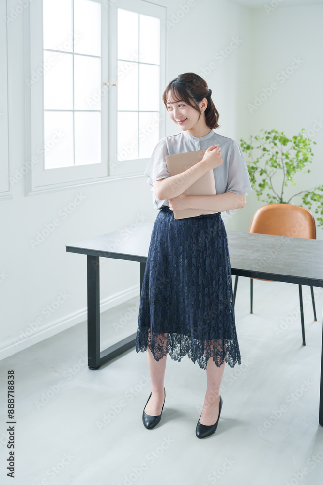 オフィスでパソコンを使って働くビジネスマン(女性・カジュアルビジネス) オフィスでパソコンを使って働くビジネスマン(女性・カジュアルビジネス)