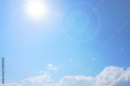 Фотография Bright Summer Sun with Blue Sky and Clouds（ギラギラとした真夏の太陽と雲と青空）