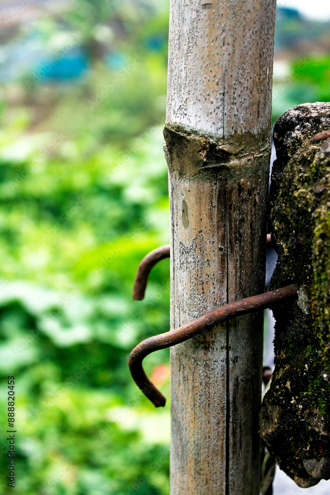 The building's iron frame is used to attach bamboo poles. The building's iron frame is used to attach bamboo poles.