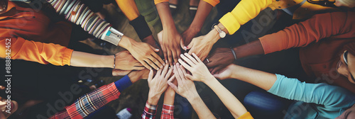 Um grupo de pessoas diversas tendo uma conversa significativa photo