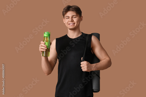 Sporty young man with bottl...